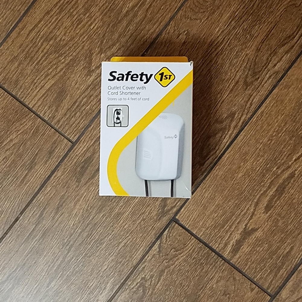 NEW! Safety 1st Outlet cover with cord shortener
